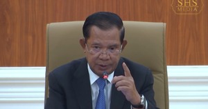 វីដេអូ៖ សម្តេចតេជោ ប្រាប់ឲ្យសារព័ត៍មាន Khmer Times កែតម្រូវភ្លាមៗដោយ សម្តេចមិនបានឲ្យបិទច្រកព្រំដែនទាំងស្រុងទេ គឺបិទការនាំចូលផ្លែឈើ និងបន្លែពីថៃមកកម្ពុជា ក្នុងករណីមិនបើកច្រកព្រំដែនឲ្យដូចដើមវិញក្នុងរយៈពេល​២៤ ម៉ោង